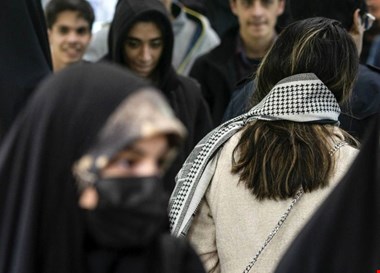 بنر بحث برانگیز درباره زنان بدون حجاب در مترو + عکس