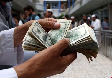 ریزش شدید قیمت دلار در بازار آزاد / قیمت دلار در بازار غیررسمی تا ۴۹ هزار و ۷۰۰ تومان کاهش یافت