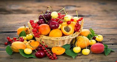 کاهش قیمت در میوههای نوبرانه فصل گرم / قیمت موز عرضه و تقاضایی ماند