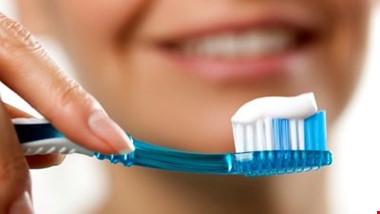 ۳ راه مراقبت از دندان در سنین بالا / افراد مسن از چه مسواک و خمیر دندانی استفاده کنند؟