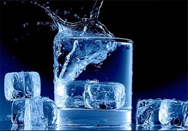 خطرات نوشیدن آب یخ در تابستان!