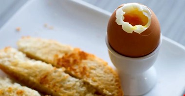 تخم مرغ عسلی بهتر است یا تخم مرغ سفت؟