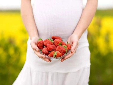 خوردن توت فرنگی در دوران بارداری؛ مفید یا مضر؟