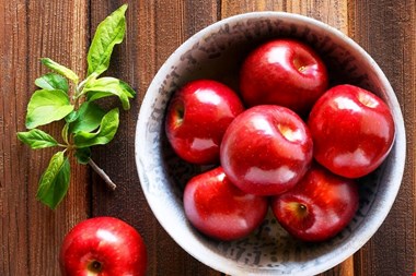 این مدلی سیب خوردن، چربیهای شکم را ذوب میکند! + برنامه رژیم لاغری سیب