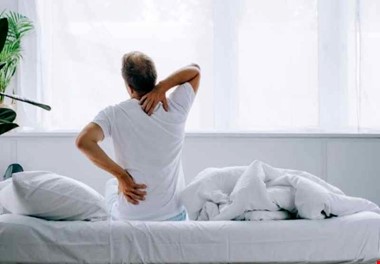 چرا صبح‌ها کمردرد داریم؟ / علت کمردرد صبحگاهی هنگام بیدارشدن در زنان و مردان