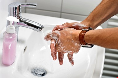 شستن دست با آب خالی میکروب ها را از بین می برد؟