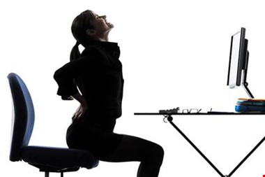 دلیل کمردرد هنگام نشستن چیست؟ + راه های درمان