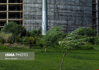 وزش باد شدید و گرد و خاک در تهران/ احتمال رخداد توفان لحظهای