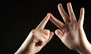 گاهی انگشتها سخن میگویند ...