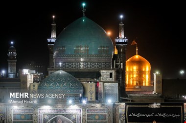 اقامه نماز آیات برای طولانی ترین ماه گرفتگی قرن در حرم امام رضا(ع)