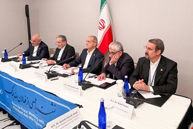 پزشکیان در دیدار با فعالان ضدجنگ: تحریمها پایان راه نیست