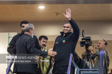 اشک شوق مردم از دیدن قهرمانان کشتی؛جام و جشن و لبخندهای شیرین برای وطن