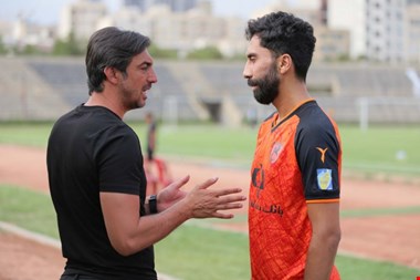 هواداران مس کریخوانی با استقلال را شروع کردند!