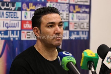 نکونام اینبار با کارت روی نیمکت مینشیند!