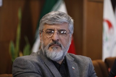 پولادگر: قانون نیست که خبرنگاران در مجمع باشند!/ در جریان استعفای رئیس شطرنج نیستم