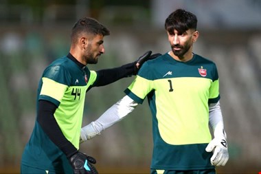 شماره 44 پرسپولیس بیرانوند را نگاه میکند