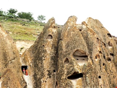 تجربه غارنشینی در ایران؛ تنها روستای صخرهای جهان که هنوز مسکونی است + عکس