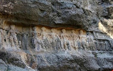 دستبرد بی رحمانه قاچاقچیان به سنگنگاره دوهزار ساله!