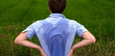 علت عرق کردن زیاد چیست؟ + بهترین روش درمان تعریق بیش از حد
