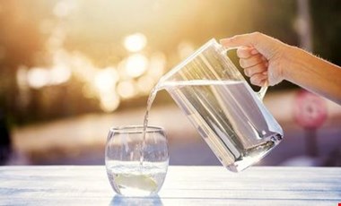 بالاخره نوشیدن آب سرد بهتر است یا گرم؟