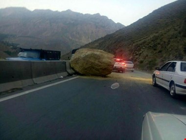 خطر سیلاب و ریزش سنگ بیخ گوش مسافران شمال