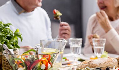 این غذاها را بخورید پیر نمی شوید/ ۵ ماده غذایی که روند پیری را کند می کنند