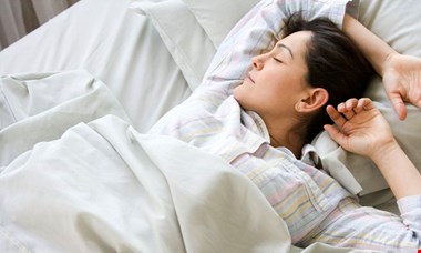 چرا در خواب عرق میکنیم؟