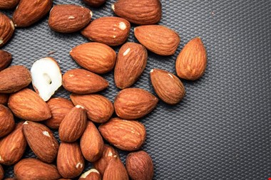 خوردن بادام برای این افراد خطرناک است