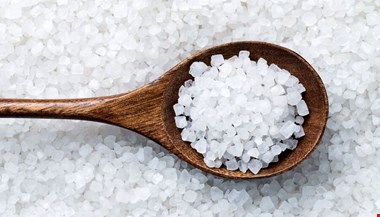 کدام نمک را بهتر است مصرف کنیم؛ نمک دریا، سنگ نمک یا نمک یددار؟