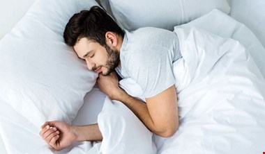 تغییرات کوچک در زمان خوابیدن با معده چه میکند؟
