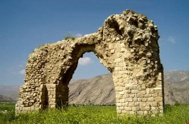 آتشکده ساسانی ۱۶۰۰ ساله پارکینگ خودرو شد! + عکس