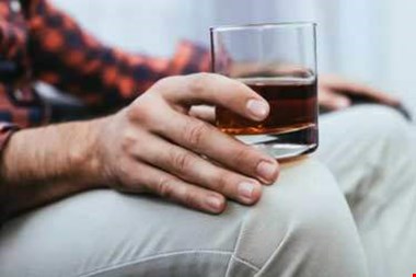 نوشیدن الکل خطر ابتلا به زوال عقل را افزایش می‌دهد