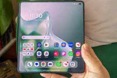 Razr Fold؛ ترکیبی از طراحی زیبا و باتری جان‌سخت در برابر رقبا