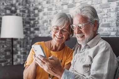 اندروید یا آیفون؛ کدام گوشی برای کاربران مسن بهتر است؟