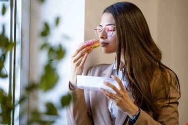 چگونه هوای گرم ما را به مصرف قند بیشتر وسوسه می‌کند؟