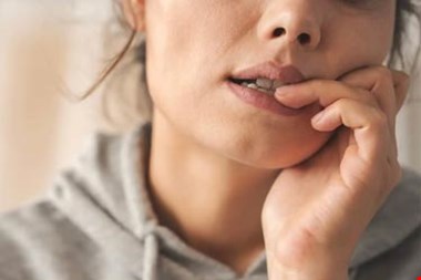 از عفونت تا مسمومیت؛ ۵ خطر پنهان جویدن ناخن