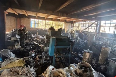 وقوع آتش‌سوزی در کارخانه تولید مواد کفش مهدیشهر