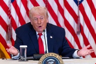 کبودی دست ترامپ در اجلاس داووس حاشیه‌ساز شد+ عکس