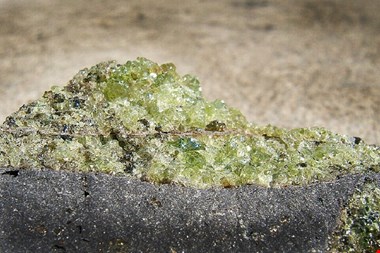 از تخت زبرجدنگار شاهنامه، تا رواق زبرجد حافظ