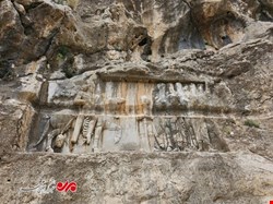 آسیب قاجاری به نقش برجسته تاریخی ساسانی + فیلم