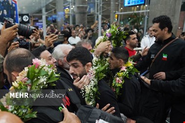 استقبال باشکوه از ملی پوشان کشتی آزاد؛ مردم سنگ تمام گذاشتند