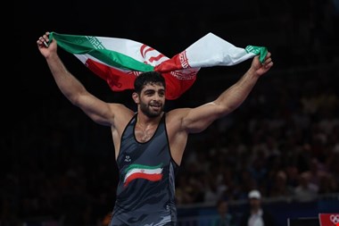 برق مدال طلا بر گردن هادی ساروی