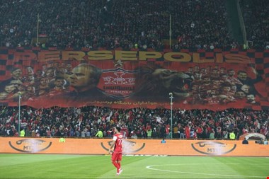 «حیاکن رهاکن» قبل از شروع بازی پرسپولیس؛ هواداران کوتاه نمی‌آیند