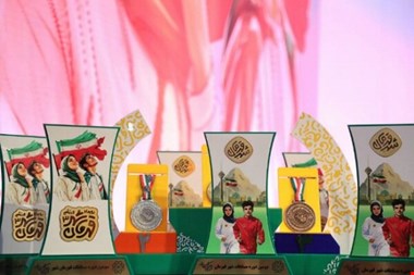 تجلیل از پیشکسوتان ورزشی و خانواده شهدا در اختتامیه «قهرمان شهر»